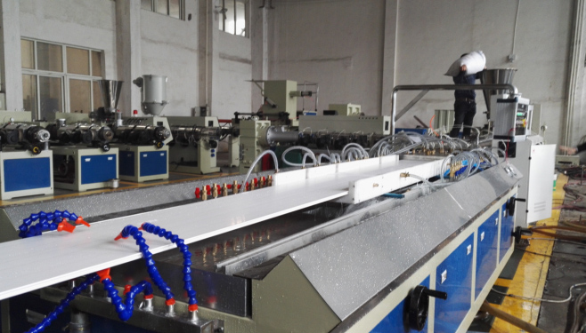 联顺机械 PVC 300mm型材生产线今日试机成功